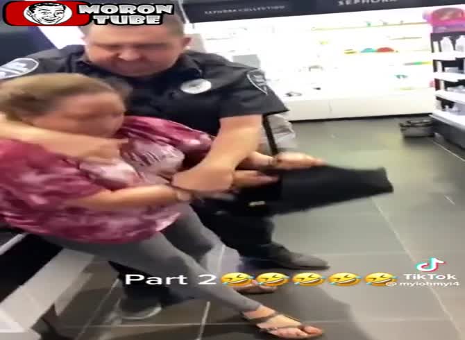 Video :To get away, the thief bites the security guard